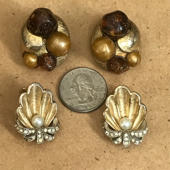 Vintage Signed ART Clip On EArrings Gold Tone Pearl Rhinestone Beads Shells Bow - Picture 3 of 12